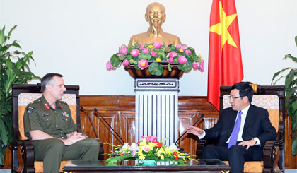 Phó Thủ tướng Phạm Bình Minh tiếp Trung tướng Timothy Keating, Tư lệnh Lực lượng Quốc phòng New Zealand. Ảnh: VGP/Hải Minh