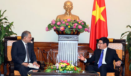 Phó Thủ tướng Phạm Bình Minh tiếp Thứ trưởng Ngoại giao Pakistan Amjad Hussain B.Sial. Ảnh: VGP/Hải Minh
