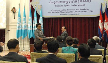 Đại diện Liên hợp quốc trao bàn đồ cho phía Campuchia. Ảnh: Xuân Khu/Vietnam+