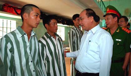 Phó Thủ tướng Nguyễn Xuân Phúc thăm hỏi các phạm nhân  ở Trại giam Ninh Khánh, Ninh Bình. Ảnh: VnExpress.net 