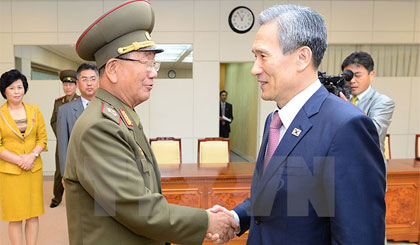Cố vấn an ninh quốc gia Hàn Quốc Kim Kwan-jin (phải) và Chủ nhiệm Tổng cục chính trị quân đội Triều Tiên Hwang Pyong-so sau khi kết thúc đàm phán. Nguồn: Yonhap/ TTXVN