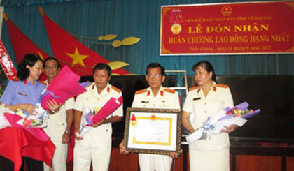 Bà Nguyễn Thị Thủy Khiêm trao Huân chương Lao động hạng Nhất cho Viện KSND tỉnh Tiền Giang.