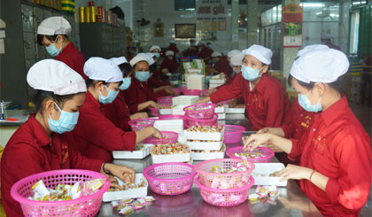 Doanh nghiệp sản xuất trong nước cần nâng cao chất lượng hàng hóa để cạnh tranh với hàng ngoại đang ngày càng xâm nhập vào Việt Nam nhiều hơn (Ảnh chụp tại cơ sở sản xuất bánh kẹo Anh Quí, TP. Mỹ Tho).