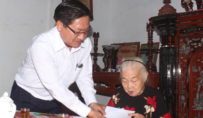 Ông Đặng Thanh Liêm trao quà cho Mẹ Việt Nam anh hùng  Nguyễn Thị Hai ở ấp 5, xã Đạo Thạnh