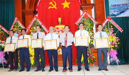 Chủ tịch UBND tỉnh Nguyễn Văn Khang trao Bằng khen cho các cá nhân.