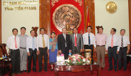 Phó Chủ tịch UBND tỉnh Lê Văn Nghĩa và lãnh đạo các sở, ngành tỉnh thân mật tiếp ngài Southideth Phommalat và phu nhân.