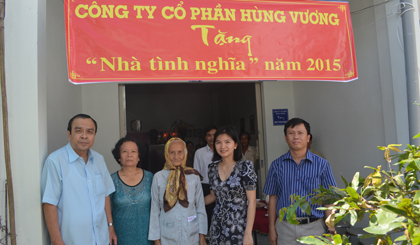Ông Nguyễn Hữu Đức, Tổng Biên tập Báo Ấp Bắc tặng hoa cho chị Lê Kim Phụng, Phó Tổng Giám đốc Công ty cổ phần Hùng Vương.