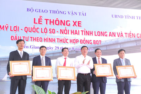 Thừa ủy quyền, Bộ Trưởng Bộ GTVT Đinh La Thăng trao Bằng khen của Thủ tướng Chính phủ cho các tập thể.