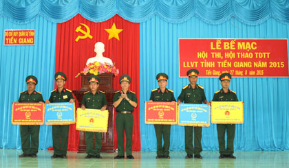 Đại tá Lê Đức Thắng, Phó Chỉ huy trưởng - Tham mưu trưởng Bộ CHQS tỉnh trao cờ cho các đơn vị.