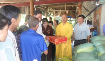Đại đức Thích Trung Chánh, trưởng Ban Trị sự, trụ trì chùa Phước Lâm trao quà.
