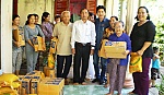 Nghệ sĩ Đào Vũ Thanh tặng 100 phần quà cho học sinh nghèo