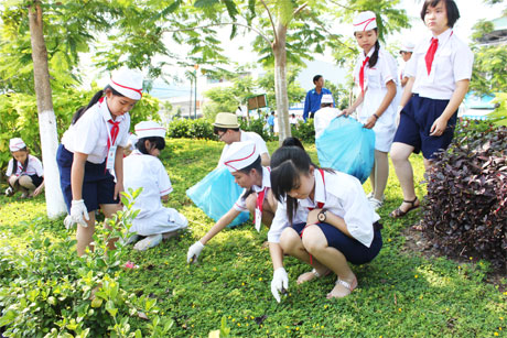 Tổ chức cho học sinh dọn dẹp vệ sinh để bảo vệ môi trường cũng là cách để xây dựng văn hóa học đường.