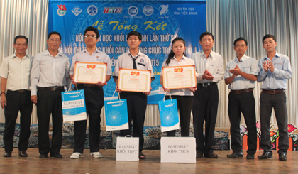 Ban tổ chức trao giải nhất cho 3 em khối học sinh.