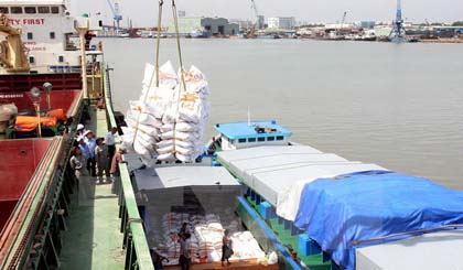 Công ty bốc xếp xuất khẩu gạo tại cảng Công nghiệp tàu thủy (TP.HCM). (Ảnh: Đình Huệ/TTXVN)
