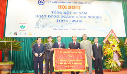 Chủ tịch UBND tỉnh Nguyễn Văn Khang trao Cờ truyền thống cho lãnh đạo Sở NN&PTNT.