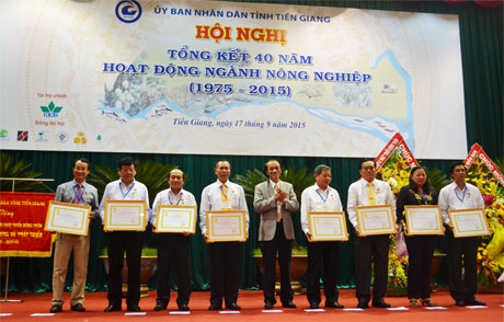 Ông Nguyễn Đông Hải, Phó Chánh Văn phòng Bộ NN&PTNT phụ trách phía Nam trao Kỷ niệm chương của Bộ NN&PTNT cho các cá nhân có nhiều đóng góp cho ngành Nông nghiệp.