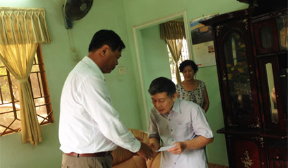 Ông Nguyễn Trọng Hữu, Phó Bí thư Thành ủy Mỹ Tho thăm hỏi, trao quà của Chủ tịch nước cho gia đình chính sách ngụ xã Tân Mỹ Chánh.