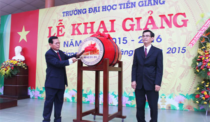 Ông Nguyễn Văn Khang, Chủ tịch UBND tỉnh đánh trống khai giảng năm học mới.