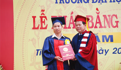 Ông Nguyễn Văn Khang, Chủ tịch UBND tỉnh, Chủ tịch Hội đồng trường trao Bằng Cử nhân cho sinh viên xếp loại xuất sắc.