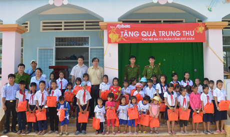 Đoàn tặng quà của Báo Ấp Bắc phối hợp với Phòng Cảnh sát PCCC&CNCH tặng quà trẻ em ở xã Tân Hòa Đông. 