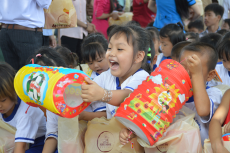 Niềm vui của các em ở xã Phú Cường khi được nhận quà Trung Thu.