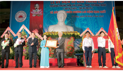Ông Nguyễn Văn Khang, Phó Bí thư Tỉnh ủy, Chủ tịch UBND tỉnh trao Huân chương Lao động hạng Nhất cho Ban Giám hiệu nhà trường.
