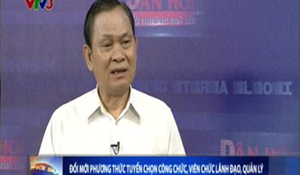  Bộ trưởng Bộ Nội vụ Nguyễn Thái Bình trả lời phỏng vấn trong chương trình Dân hỏi - Bộ trưởng trả lời tối 27/9. (Nguồn: VTV)