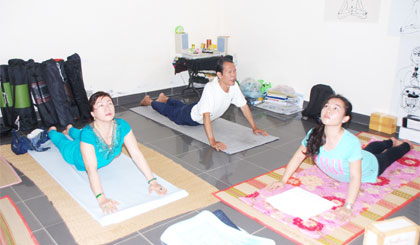Ông Nguyễn Ngọc Ẩn hướng dẫn học viên luyện tập yoga tại Trung tâm Thể dục - Thể thao TP. Mỹ Tho.