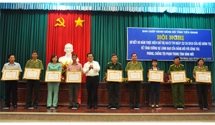 Ông Lê Hồng Quang, Phó Bí thư Tỉnh ủy trao Bằng khen cho các tập thể.