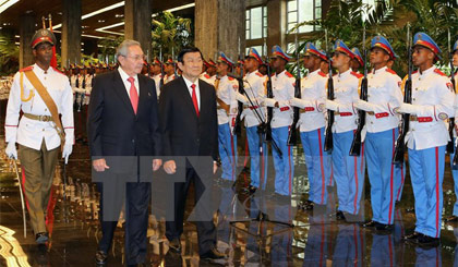 Chủ tịch Hội đồng Nhà nước Cuba Raul Castro và Chủ tịch nước Trương Tấn Sang duyệt đội danh dự. Ảnh: Nguyễn Khang/TTXVN