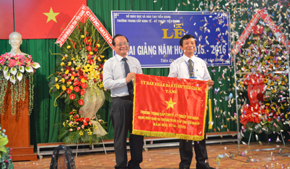 Ông Trần Thanh Đức, Phó Chủ tịch UBND tỉnh trao cờ thi đua của UBND tỉnh cho trường Trung cấp Kinh tế - Kỹ thuật Tiền Giang