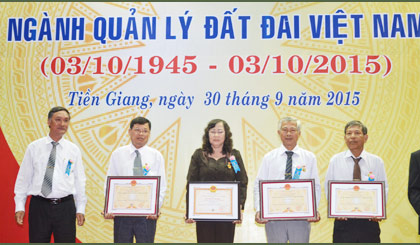 Ông Phan Văn Việt, Trưởng Cơ quan đại diện Bộ Tài nguyên và Môi trường tại TP. Hồ Chí Minh tặng Kỷ niệm chương của Bộ Tài nguyên và Môi trường cho các cá nhân.
