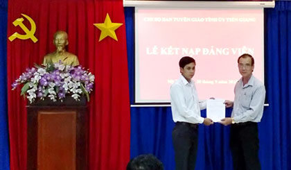 Đồng chí Nguyễn Thanh Hiền - Bí thư chi bộ, Phó trưởng Ban Tuyên giáo Tỉnh ủy trao quyết định kết nạp đảng viên