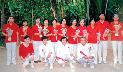 Ông Trịnh Văn Xinh (thứ 2 từ phải qua) với các thành viên CLB Thể dục dưỡng sinh huyện Cai Lậy.