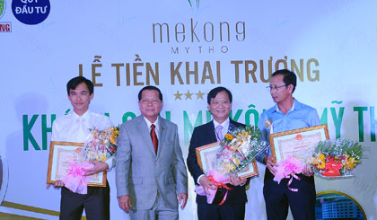 Chủ tịch UBND tỉnh Nguyễn Văn Khang trao Bằng khen cho các tập thể.
