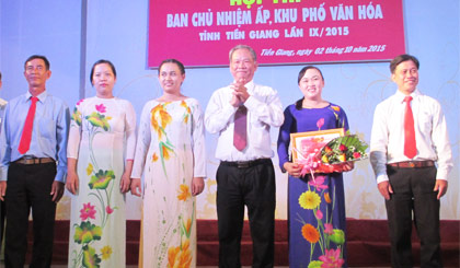 Ống Trần Thanh Phúc, Phó Giám đốc Sở VH-TT&DL trao giải I toàn đoàn cho BCN ấp Văn hóa Lương Phú A, xã Lương Hòa Lạc.
