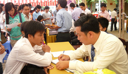 Người lao động được các nhà tuyển dụng phỏng vấn và tư vấn việc làm tại Ngày hội Việc làm do Trường Đại học Tiền Giang tổ chức.