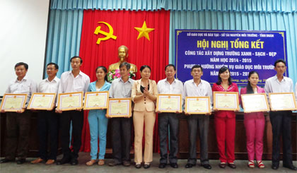 Bà Nguyễn Hồng Thủy, Phó Giám đốc Sở TN-MT trao Giấy khen cho các tập thể.