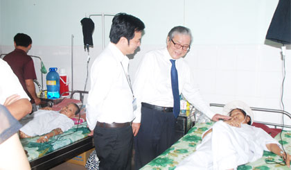 GS-BS Nguyễn Chấn Hùng thăm hỏi bệnh nhân đang điều trị tại Khoa Ung bướu, Bệnh viện Đa khoa trung tâm tỉnh.   