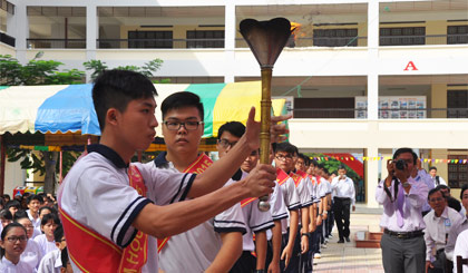  20 học sinh tiêu biểu cùng thắp lên ngọn lửa truyền thống, biểu tượng cho 20 năm trưởng thành của nhà trường.