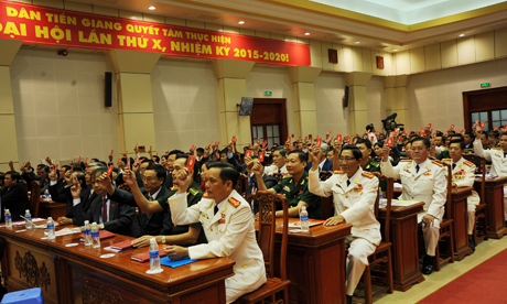 Các đại biểu biểu quyết các chỉ tiêu trong Nghị quyết ĐH (X) nhiệm kỳ 2015-2020.