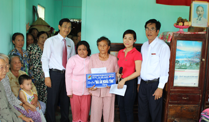 Đại diện lãnh đạo Agribank Tiền Giang trao nhà cho gia đình bà Trần Thị Tám. 