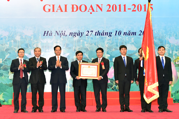 Thay mặt lãnh đạo Đảng và Nhà nước, Thủ tướng Nguyễn Tấn Dũng trao Huân chương Hồ Chí Minh cho Ủy ban Biên giới Quốc gia-Bộ Ngoại giao. Ảnh: VGP/Nhật Bắc 