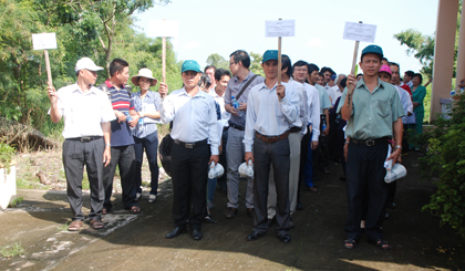 Lãnh đạo và cán bộ Viện Pasteur TP. Hồ Chí Minh cùng tham gia Chiến dịch  diệt lăng quăng mẫu tại xã Kiểng Phước, huyện Gò Công Đông.