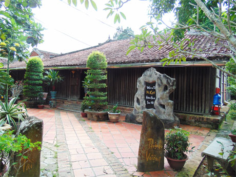Nhà cổ của ông Trần Tuấn Kiệt (ở ấp Phú Hòa, xã Đông Hòa Hiệp) được xây dựng vào năm 1838, rộng gần 1.000 m2, gồm 5 gian làm bằng gỗ quý với 108 cột gỗ. Ngôi nhà cổ này được mệnh danh là “cửu đại mỹ gia” (9 ngôi nhà đẹp) của Việt Nam và được Tổ chức JICA tài trợ kinh phí 1,8 tỷ đồng để trùng tu vào năm 2002.