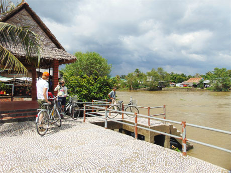 Bến tàu du lịch do Tổ chức JICA đầu tư và đưa vào hoạt động từ năm 2013 tại xã Đông Hòa Hiệp đã tạo điều kiện  cho làng cổ này phát triển du lịch.