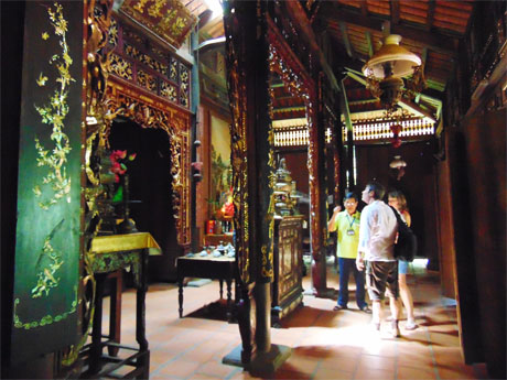 Bên trong nhà cổ của ông Trần Tuấn Kiệt, các hoa văn chạm khắc trên các bộ kèo, cột, xiên và vách rất công phu theo kiểu nhà xưa của Nam bộ, luôn gây sự chú ý đối với du khách, nhất là khách nước ngoài.