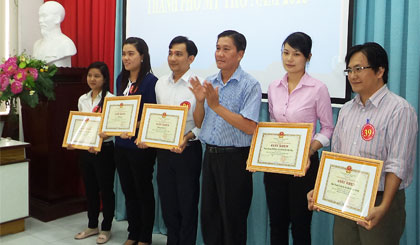 Ông Nguyễn Văn Vững, Phó Chủ tịch UBND TP. Mỹ Tho trao giải  cho các đội đoạt giải cao.