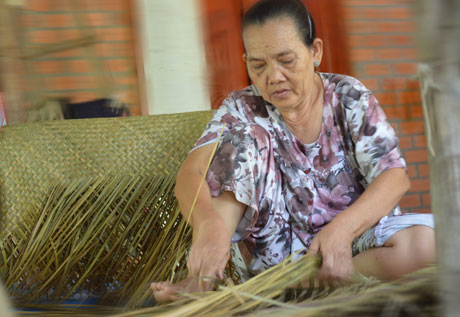  Bà Lê Thị Mãi  (65 tuổi,  xã Tân Hòa Đông)  làm nghề  đương đệm bàng  từ khi 10 tuổi.  Bà cho biết:  Nhờ trồng bàng, đương đệm mà bà đã thay chồng  nuôi các con  khôn lớn.