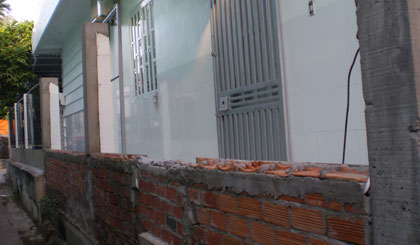 Phần nhà bà Thuận xây cất lấn hẻm đã được tháo dỡ.